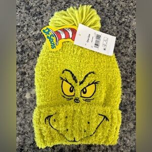 NWT- Grinch toddler beanie & mittens set, one size